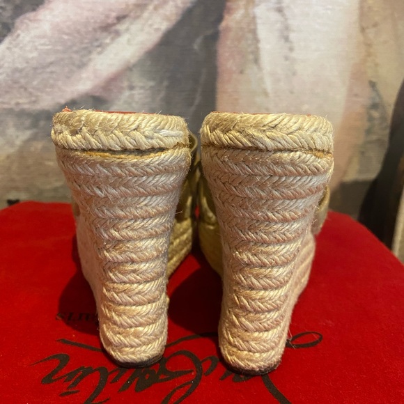 💯 Authentic Christian Louboutin Gold Wedge Heels - Picture 6 of 7